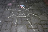 Kraków. Dzieci malowały kredą na chodniku. Zarządca grozi policją