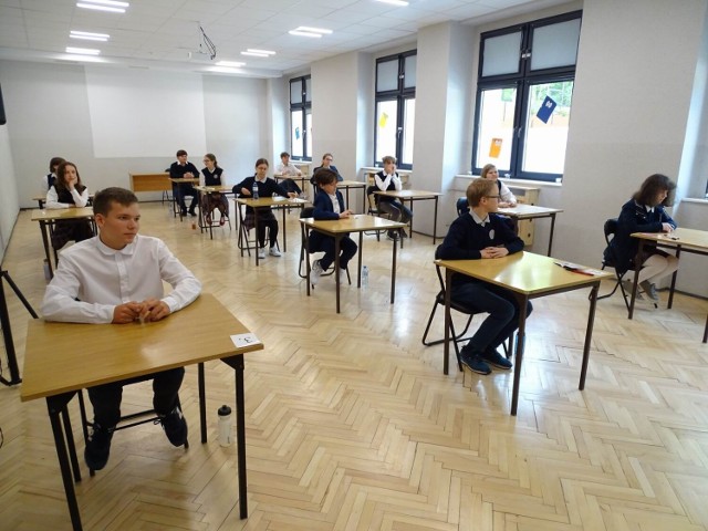 Uczniowie Katolickiej Szkoły Podstawowej w Chełmnie tuż przed egzaminem z języków obcych