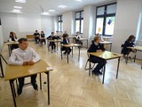 Egzamin ósmoklasisty 2022 z języków obcych w Katolickiej Szkole Podstawowej w Chełmnie. Zdjęcia