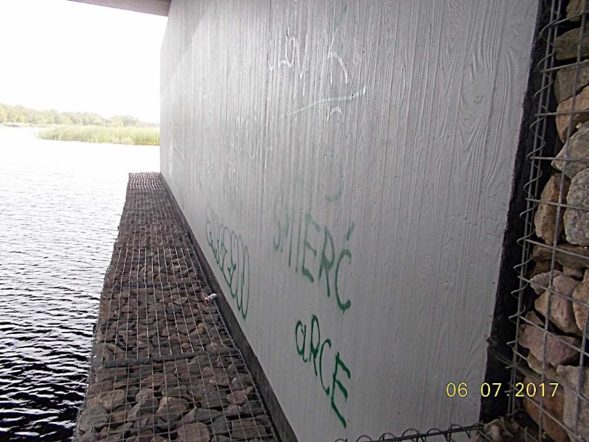 Grafficiarze po swojemu "ozdabiali" nowy most w Malborku. Zatrzymani przez Straż Miejską