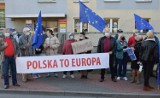 Ostrołęka. Protest pod siedzibą PiS. „My zostajeMY w UE!" także w Ostrołęce. 10.10.2021. Zdjęcia