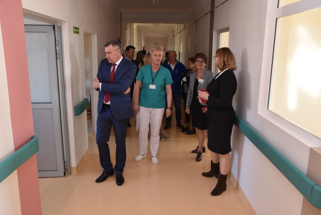 W otwarciu Zakładu Pielęgnacyjno-Opiekuńczego we włodawskim szpitalu uczestniczył Andrzej Romańczuk starosta włodawski.