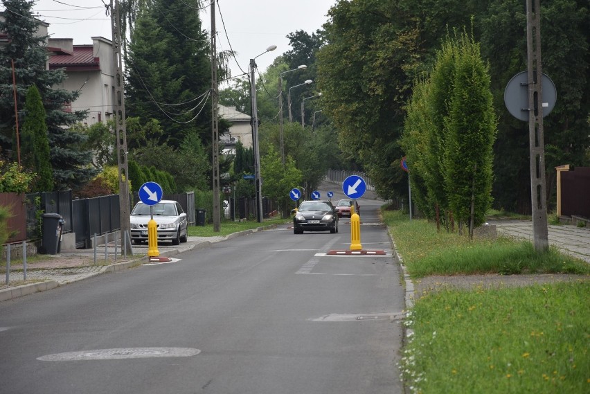 Tarnów. Mniej parkingów przy ul. Piłsudskiego. Miejsca postojowe i szykany powodowały korki na dojeździe do parku wodnego