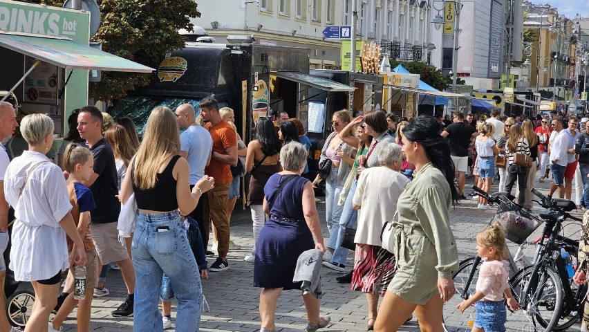 Tłumy na deptaku w Kielcach przy food truckach. Serwowano dania z całego świata