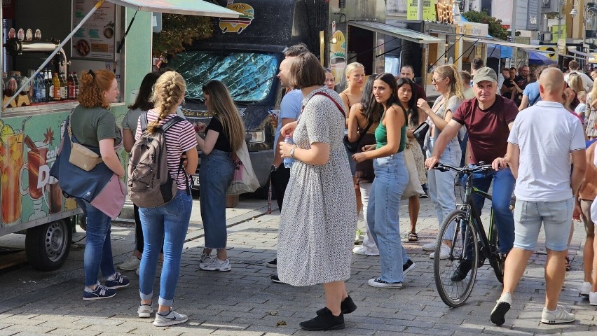 Tłumy na deptaku w Kielcach przy food truckach. Serwowano dania z całego świata
