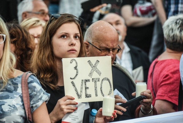 Setki bydgoszczan zebrało się kolejny dzień przed pomnikiem Kazimierza Wielkiego, aby zademonstrować sprzeciw wobec ustawy zakładającej kontrowersyjne zmiany w Sądzie Najwyższym i polskim sądownictwie.