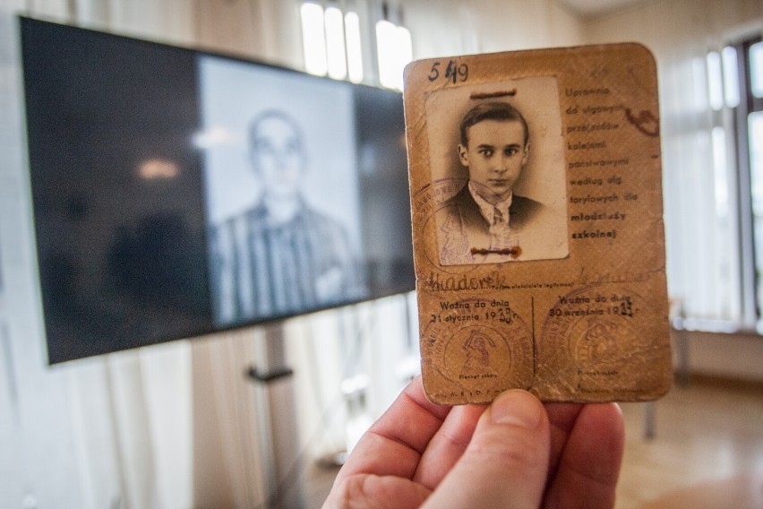 Sławomir Wiaderek otrzymał z rąk przedstawicieli Arolsen Archives dokumenty i zdjęcia należące do jego ojca, Dariusza - 22 listopada 2021