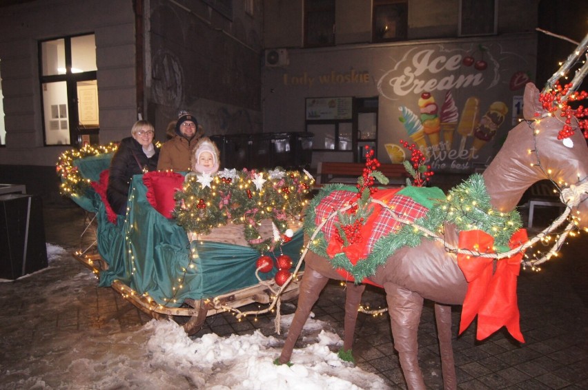 Świąteczna atmosfera na Jarmarku Bożonarodzeniowym w Radomsku. Jest Mikołaj i kolędy ZDJĘCIA