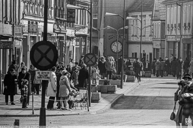 Niezwykłe fotografie żarskiego deptaka i okolicznych ulic autorstwa Witolda Mazurkiewicza.