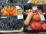Październikowe ceny z "Małego Rynku" w Zgorzelcu. Jakie warzywa i owoce są teraz na topie?