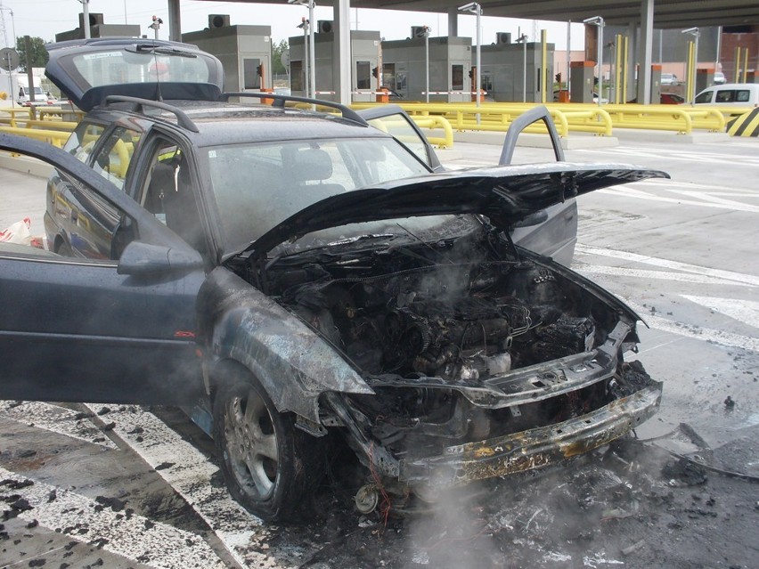 Opel zapalił się tuż koło punktu poboru opłat