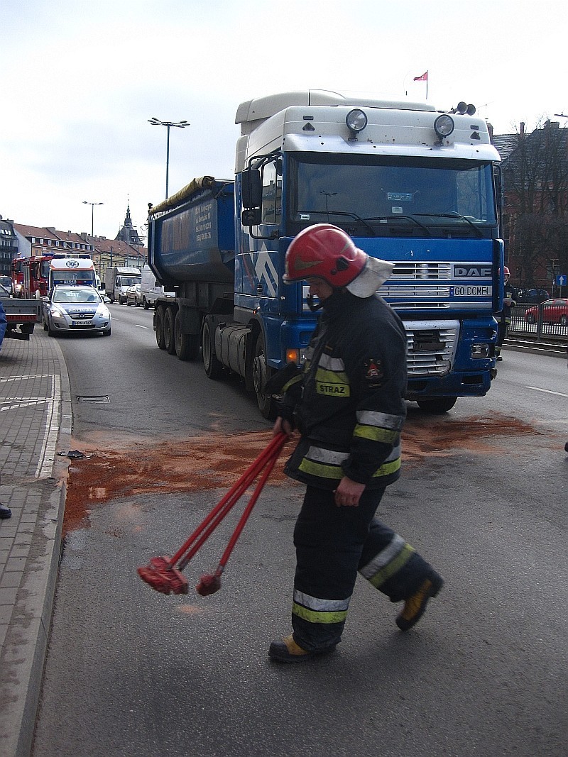 Gdańsk: Kolizja na Wałach Jagiellońskich. Zderzenie samochodu osobowego z ciężarowym