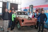 Uczniowie w Ostrowii Mazowieckiej remontują stare samochody