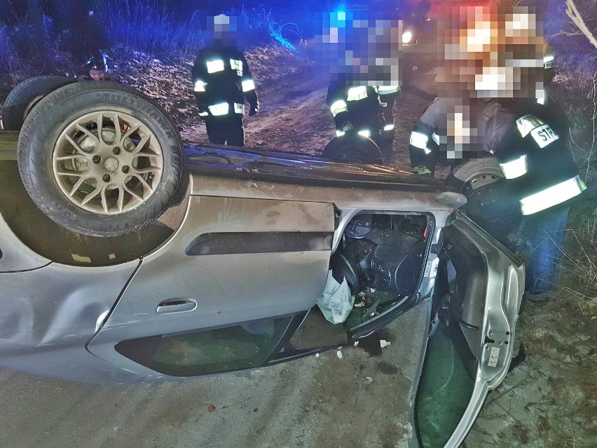 Osobowy citoren dachował na granicy powiatu pilskiego. Autem jechały trzy osoby [ZDJĘCIA]