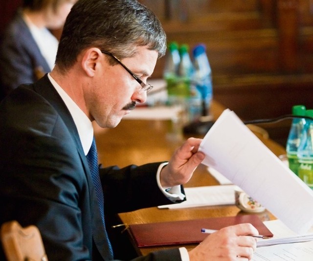 - Zmieniła się ustawa o finansach i podwyżki są konieczne - mówi Piotr Kruczkowski