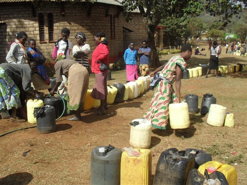 Oddaj makulaturę i pomóż zbudować studnię w Kenii