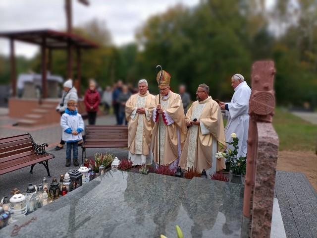 Nagrobek Krzysztofa Krawczyka poświęcony przez biskupa Antoniego Długosza