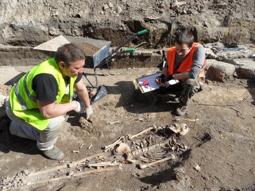 Gliwice: Przykościelny cmentarz na ul. Plebańskiej odnaleźli archeolodzy [WIDEO + ZDJĘCIA]