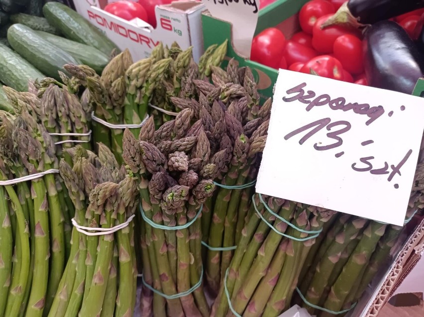 Zielone szparagi kosztują po 13 złotych za pęczek.