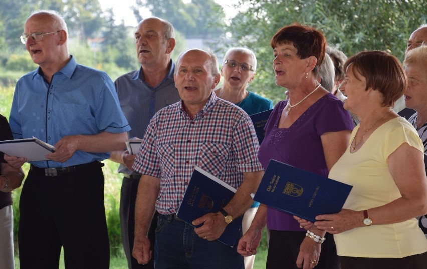 Seniorzy korzystają z dobrej pogody. Wczoraj spotkali się...