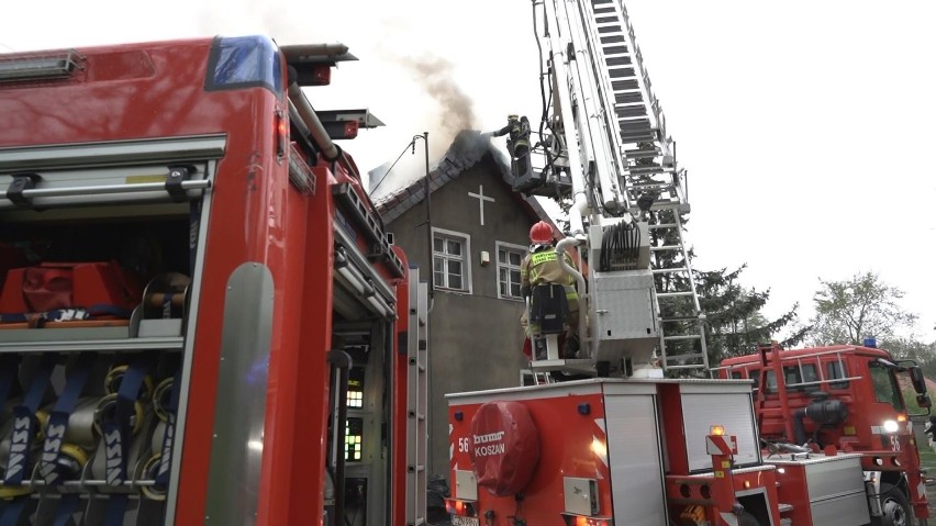 Strażacy z Damasławka walczyli z pożarem plebanii w Gorzycach w kujawsko-pomorskim 