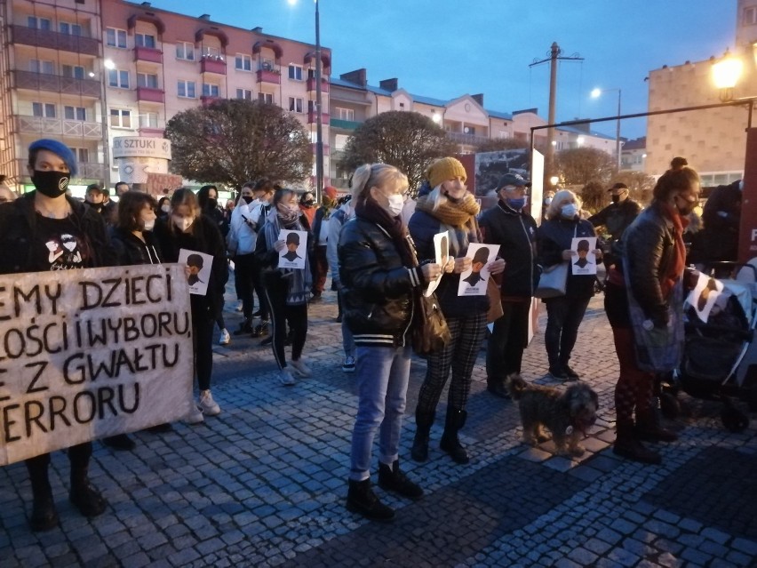 wielu protestujących przyniosło ze sobą transparenty z...