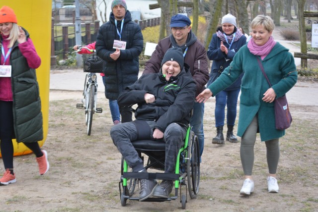 Bieg wokół Jeziora Miejskiego w Międzychodzie ze zbiórką na rzecz Mariusza Starzaka, który sam wziął w nim udział (26.03.2022).