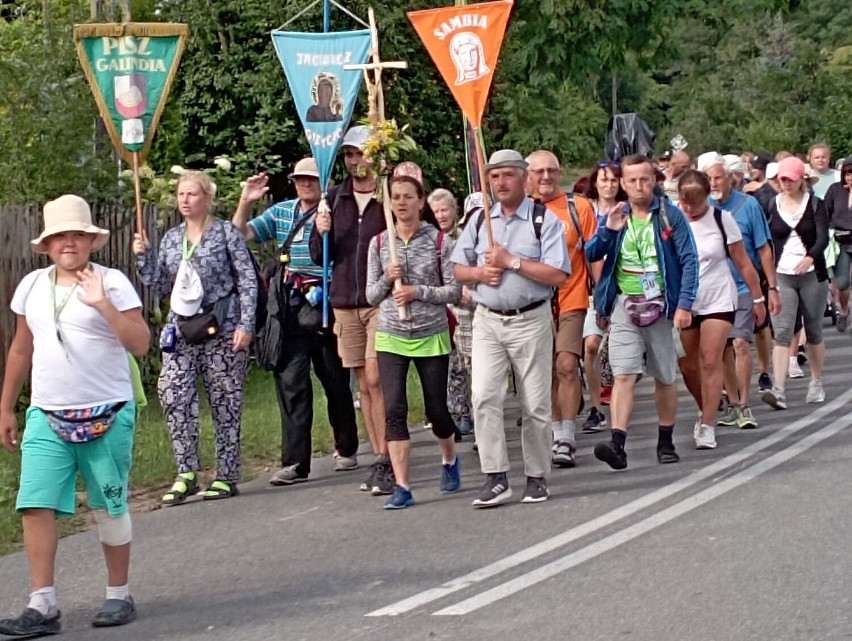 Pielgrzymi na Jasną Górę przechodzą przez powiat skierniewicki. Przed nimi jeszcze 9 dni marszu