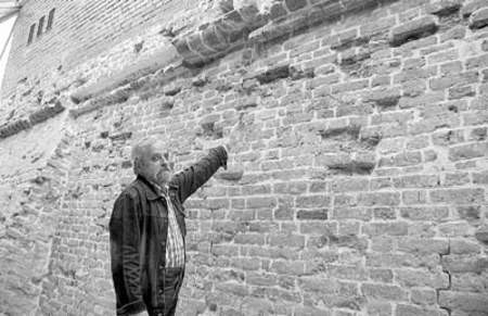 Marek Soczyk z Jasnogórskiej Fundacji Pro Patria pokazuje ślady po kulach szwedzkiej kolubryny.
