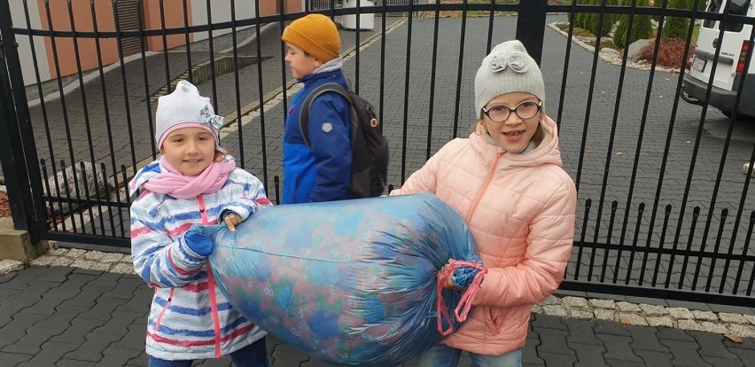 Uczniowie przekazali dary dla zwierząt ze schroniska w Chełmku 