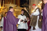 Środa popielcowa na Wawelu. Kardynał obsypał wiernych popiołem [ZDJĘCIA]