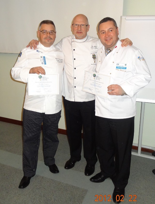 Zenon Hołubowski (z prawej) z certyfikatem.  Z lewej Grzegorz Kazubski - drugi Polak takimi uprawnieniami. W środku Gert Klotzke trener kulinarnej Szwedzkiej Drużyny Narodowej
