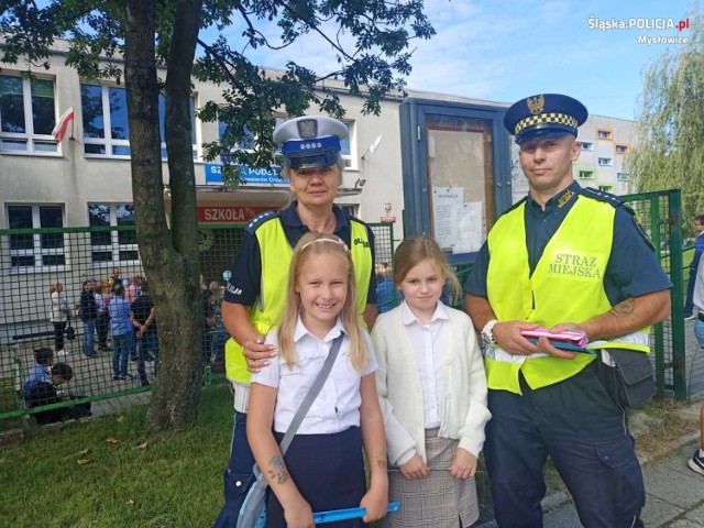 Policjanci odwiedzili uczniów ze Szkoły Podstawowej nr 3 w Mysłowicach. 
Przesuwaj zdjęcia w prawo - naciśnij strzałkę lub przycisk NASTĘPNE