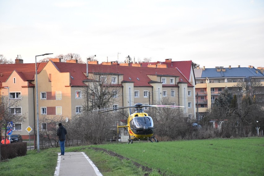 Malbork. Śmigłowiec LPR lądował na polu przy ul. Zakopiańskiej. Pomocy potrzebowała kobieta