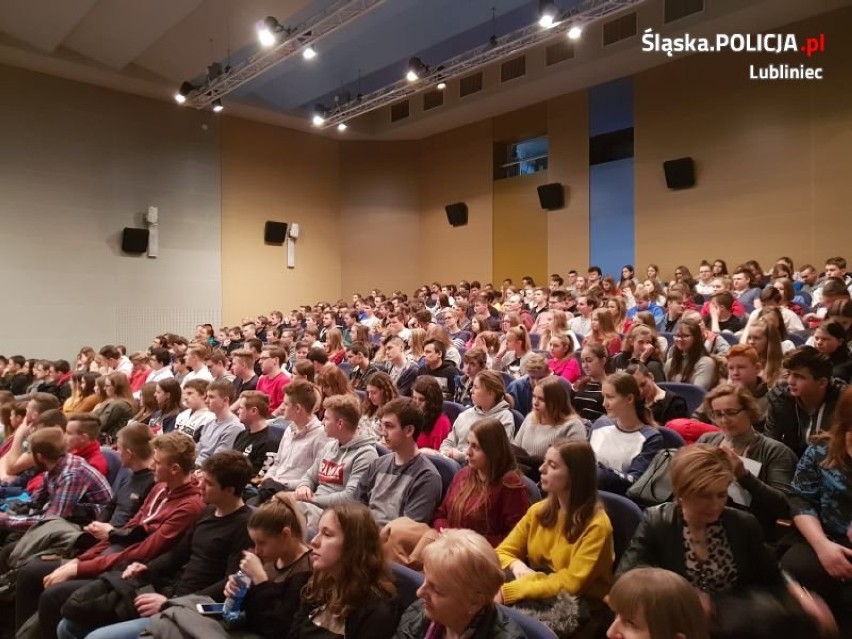 Lubliniec: debata z udziałem policjantów i uczniów szkół średnich oraz podstawowych. Było m.in. o tajnikach pracy mundurowych ZDJĘCIA