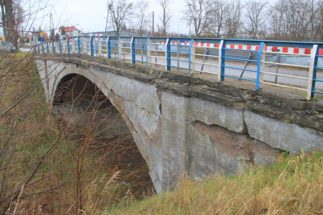 Tak wygląda zamknięty wiadukt w ciągu drogi wojewódzkiej 515 nad zlikwidowaną linią kolejową w Dzierzgoniu.