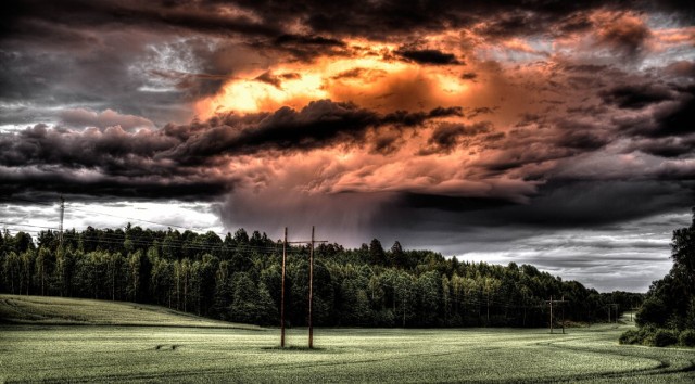 Nad Polskę ponownie nadciąga fala upałów. Chodzi o zjawisko meteorologiczne zwane „spanish plum” czyli "hiszpański pióropusz". Meteorolodzy zapowiadają wysokie temperatury, ale także gwałtowne burze.

Co to jest hiszpański pióropusz? Czytaj na kolejnych zdjęciach >>>


Pogoda na dzień + 2 kolejne dni (07 + 08-09.08.2018) | POLSKA

