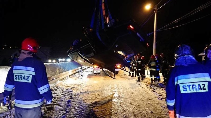 Niskowa. Samochód osobowy wypadł z drogi i dachował w rowie [ZDJĘCIA]