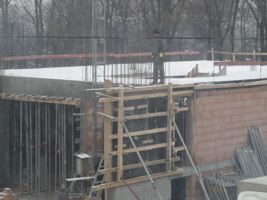 MOK Żory: Trwa budowa sceny plenerowej na tyłach Domu Kultury w Śródmieściu FOTO