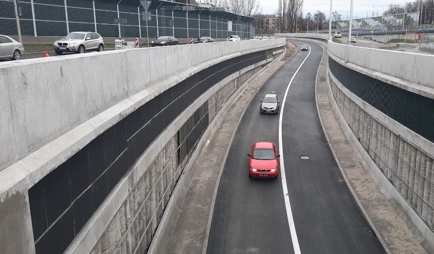 Pierwsze auta przejechały po nowym skrzyżowaniu w Opolu, na...