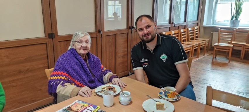 Mecz w bingo i partyjka szachów. Koszykarze PGE Zgorzelec odwiedzili seniorów z "Jutrzenki"