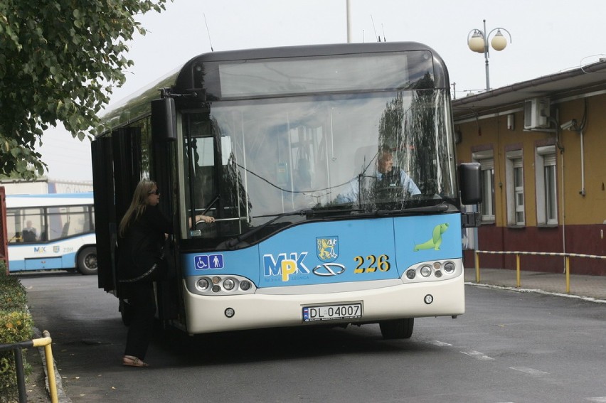 Dzieci pomalowały autobus w Legnicy (ZDJĘCIA)