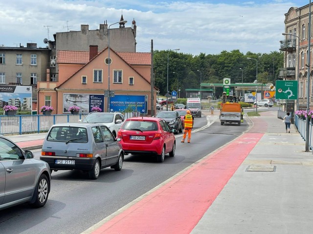 Duże korki w Śremie. Kierowcy przejeżdżający przez most na Warcie muszą uzbroić się w cierpliwość. Drogowcy łatają dziury w związku z czym są spore utrudnienia w ruchu