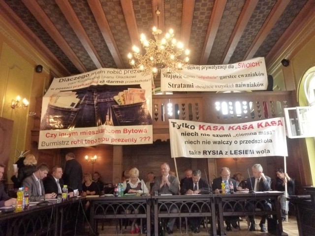Grupa referendalna rozłożyła transparenty na sali obrad