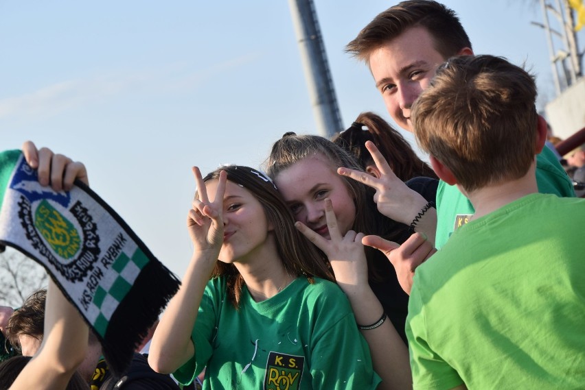 Kibice żużlowego ROW Rybnik kochają rekiny. Stadion pełny na inaugurację