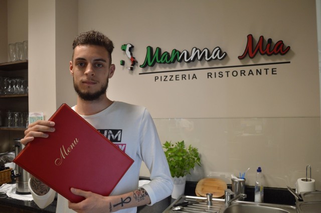 Bartek Sztajerowski na codzień pracuje jako kelner w Pizzerii Ristorante „Mamma Mia”. Po tygodniu głosowania prowadzi w kategorii „Kelner Roku 2018”.