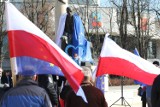 Śpiewali „Odę do radości” przed pomnikiem Sienkiewicza w Kielcach (WIDEO, zdjęcia)