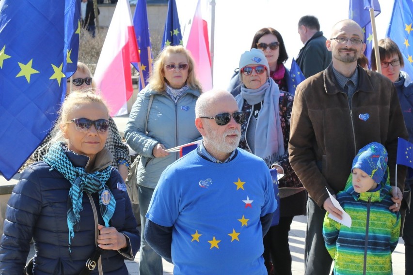 Spotkanie Komitetu Obrony Demokracji przed pomnikiem Henryka...