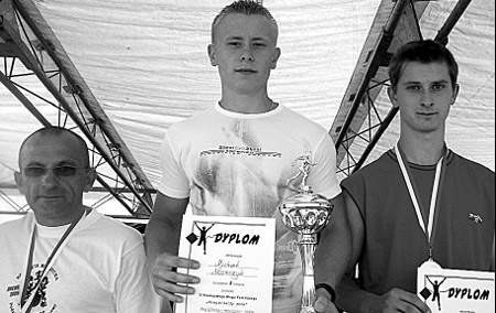 Najlepsi uczestnicy II Przełajowego Biegu Familijnego &amp;#8222;Biegać każdy może&amp;#8221; w Złochowicach, (od lewej): Roman Matyszczak (III miejsce), Michał Noszczyk (I miejsce) i Mariusz Kudła (II miejsce).
