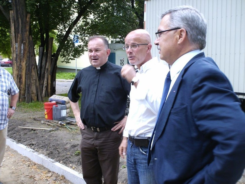 Pomnik ks. prałata Henryka Jankowskiego stanął w Gdańsku [ZDJĘCIA]